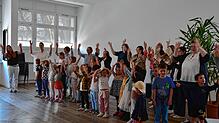 Die Kindergartenkinder begeistern die Besucher mit einem flotten Lied. Foto: Christiane Sahli