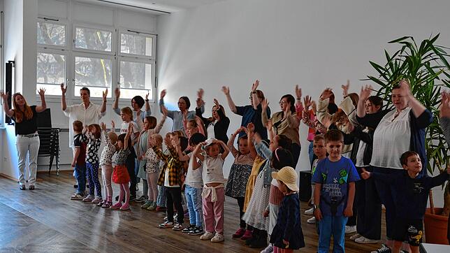 Die Kindergartenkinder begeistern die Besucher mit einem flotten Lied. Foto: Christiane Sahli