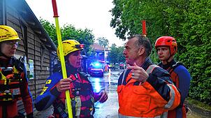 Beim Starkregeneinsatz am 26. Juni 2024 auf dem Camping Wirthshof instruiert Mathias Brutsch vom Bauhof (Zweiter von rechts) ...