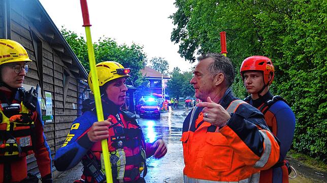 Beim Starkregeneinsatz am 26. Juni 2024 auf dem Camping Wirthshof instruiert Mathias Brutsch vom Bauhof (Zweiter von rechts) ...