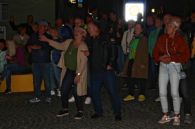 Bild 18: Raising Crown lässt Rocklegenden auferstehen