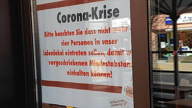 Die Metzgerei Haller weist ihre Kunden darauf hin, dass nicht mehr als vier Personen auf einmal das Geschäft betreten sollten.