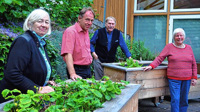 Verteilen Lebensmittel und unterstützen Schüler: Ulla Jürgensmeyer, Reinhard Hendricks, Günther Wieth und Rosemarie Schempp, ...
