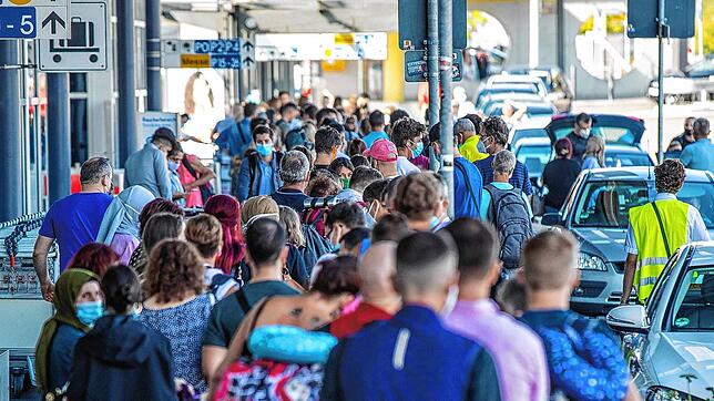 Reiserückkehrer, vorwiegend aus Spanien, stehen vor dem Corona-Testzentrum am Flughafen Stuttgart. Angesichts erhöhter ...