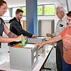 Wahlhelfer und Ortsvorsteherin Gabriele Fischer (rechts) an den Wahlurnen in Weizen.