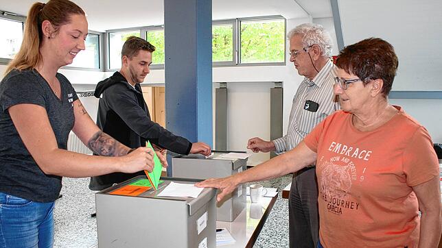 Wahlhelfer und Ortsvorsteherin Gabriele Fischer (rechts) an den Wahlurnen in Weizen.
