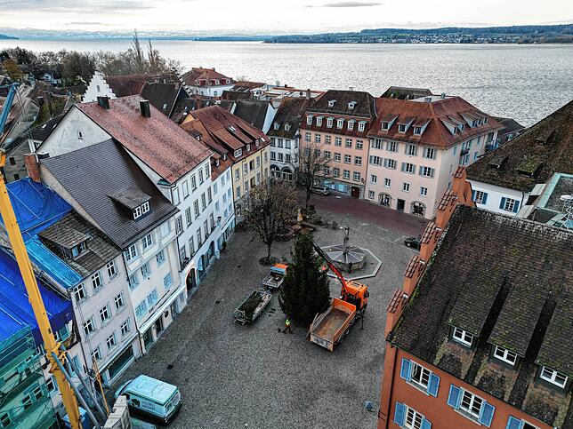 Bild 3: Der Weihnachtsbaum auf der Hofstatt steht