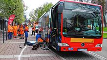 Sperrung am Benediktinerring: Die Straße ist am Freitag, 12.15 Uhr, noch gesperrt, weil ein Bus größere Mengen an Diesel verloren hat.