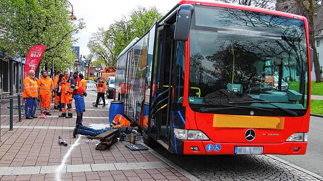 Sperrung am Benediktinerring: Die Straße ist am Freitag, 12.15 Uhr, noch gesperrt, weil ein Bus größere Mengen an Diesel verloren hat.