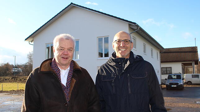 Klaus Landen und Joachim Willmann sind stolz auf die Leistung der DJK Donaueschingen. Das neue Vereinsheim wächst durch viele Stunden ...