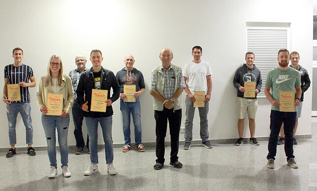 Geehrte (von links) Tim Schell, Katharina Stier, Kurt Hafner, Simon Stier, Jürgen Füssel, Georg Oexle, Markus Fürst, Paul Schmid, Samuel ...