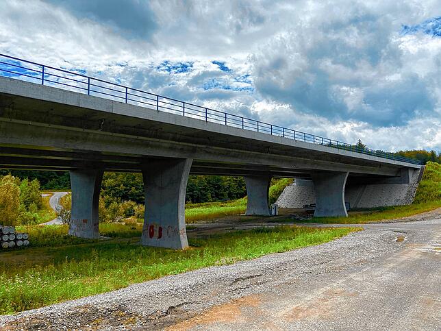 Diese Brücke dient als Luftdurchlass, um das Mikroklima der Umgebung nicht zu stark zu verändern.