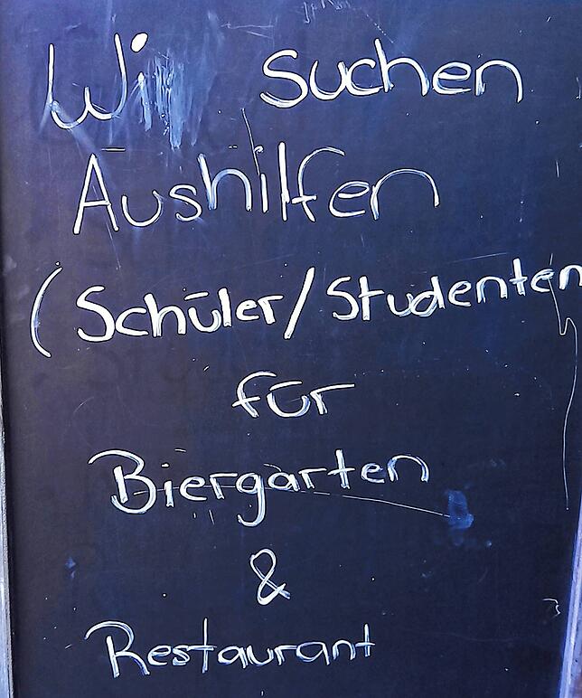 Sieht man jetzt öfter: Restaurants und Biergärten bewerben nicht nur ihre Speisen, sondern suchen mit solchen Aufstellern offensiv nach ...