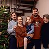 Matt Corwin (Zweiter von rechts) und seine deutsche Familie vor dem Weihnachtsbaum (von links): Schwiegervater Andreas Klatt, seine Frau ...