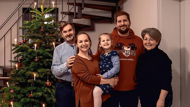 Matt Corwin (Zweiter von rechts) und seine deutsche Familie vor dem Weihnachtsbaum (von links): Schwiegervater Andreas Klatt, seine Frau ...