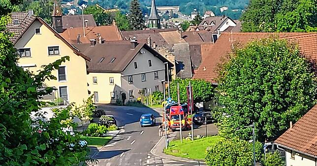 Die Zufahrt nach Stühligen ist am Donnerstag zeitweise gesperrt, in der ganzen Stadt sind Feuerwehrfahrzeuge zu sehen.