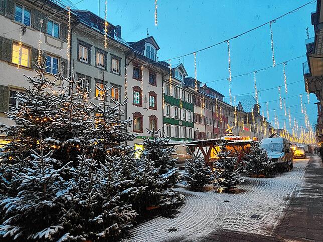 Der Schnee sorgt für weihnachtliche Stimmung in der Kaiserstraße.