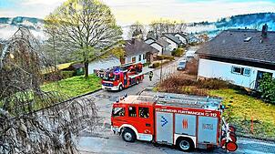 Die Feuerwehr rückt zu dem Einsatz mit drei Fahrzeugen und 22 Kräften aus. Nach einer Stunde ist die Lage geklärt. Foto: Heinz Sauerburger