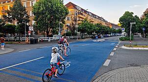 Vor der Kreuzung Gustav-Schwab-/Jahn-/Moltkestraße kommen vier neue Poller schräg über die Straße hin, die gemeinsam eine Diagonalsperre ...