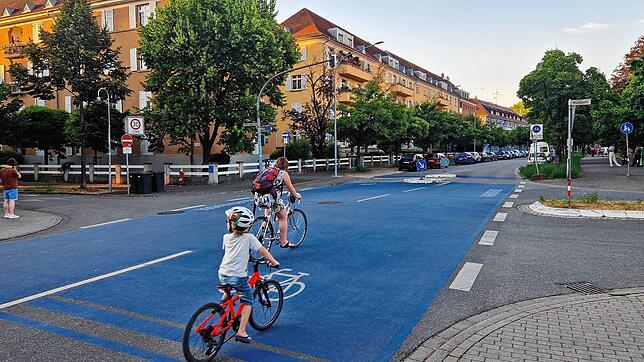 Vor der Kreuzung Gustav-Schwab-/Jahn-/Moltkestraße kommen vier neue Poller schräg über die Straße hin, die gemeinsam eine Diagonalsperre ...