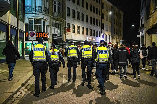 Polizisten patrouillieren in der Altstadt anlässlich des abgesagten Morgestraich.