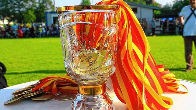 Objekt der Begierde: Der Rothaus-Bezirkspokal wird am Himmelfahrtstag ausgespielt. Nun sind die Halbfinals gelost.