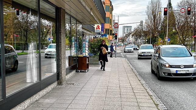 Wo heute noch Autos fahren, sollen Podeste die dritte Fahrspur überbauen und so Fußgängern mehr Aufenthaltsqualität bieten.