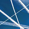 Viele Kondensstreifen sind am blauen Himmel zu sehen. Auch über Konstanz fliegen viele Flugzeuge &ndash; nicht ohne Lärm zu verursachen.