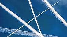 Viele Kondensstreifen sind am blauen Himmel zu sehen. Auch über Konstanz fliegen viele Flugzeuge &ndash; nicht ohne Lärm zu verursachen.