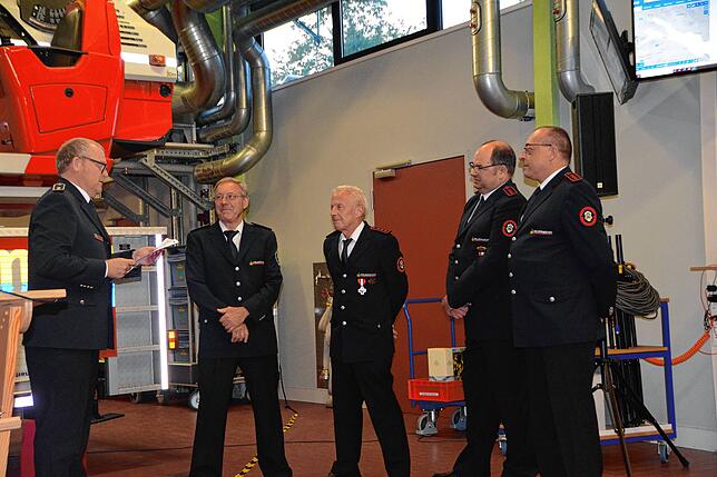 Der stellvertretende Kreisbrandmeister Dagobert Heß und Feuerwehrkommandant Hartmut Schucker ehren Alfred Strobel, Alexander Kopp und ...