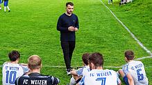 Klare Ansprache: Sylvio Kech steht seit Sommer 2022 beim FC Weizen als Cheftrainer in der Verantwortung.