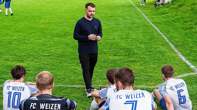 Klare Ansprache: Sylvio Kech steht seit Sommer 2022 beim FC Weizen als Cheftrainer in der Verantwortung.