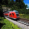 Ein Doppelstockzug der Deutschen Bahn auf den Gleisen der Schwarzwaldbahn zwischen Triberg und St. Georgen. Das wird es im Juni nicht geben.