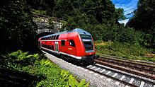 Ein Doppelstockzug der Deutschen Bahn auf den Gleisen der Schwarzwaldbahn zwischen Triberg und St. Georgen. Das wird es im Juni nicht geben.