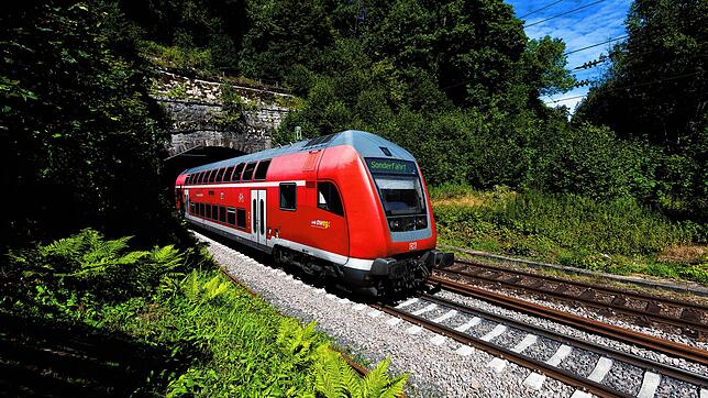 Ein Doppelstockzug der Deutschen Bahn auf den Gleisen der Schwarzwaldbahn zwischen Triberg und St. Georgen. Das wird es im Juni nicht geben.