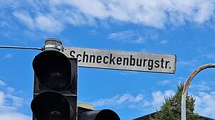 (Archivbild) Im Bereich des Gottmannplatzes setzt der Motorradfahrer auf der Schneckenburgstraße zum Überholen an, doch das Auto vor ihm ...