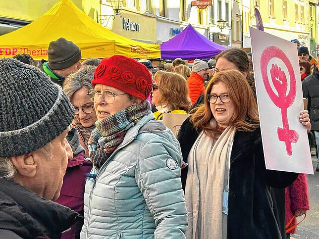 Bild 1: Frauen kämpfen für die Demokratie