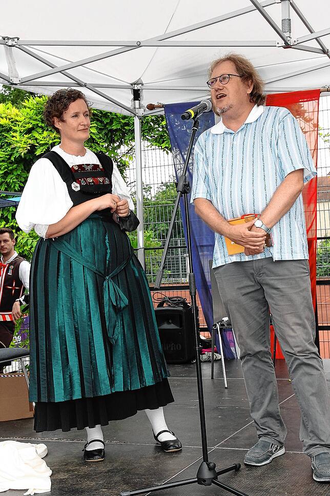 Marion Maier, Vorsitzende der Vereinigung Alt Waldshut, bedankt sich bei Christian Ruch für seine originellen Beiträge.