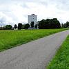 Mindestens fünf Meter hoch und rund 220 Meter lang muss die Lärmschutzwand entlang dieses Wirtschaftsweges sein, um das künftige ...