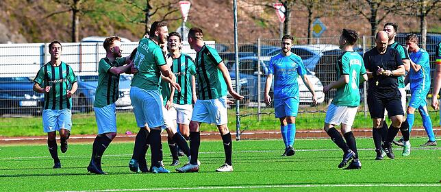 Bild 1: FC Zell fegt den SV Buch mit 7:1 vom Platz &ndash; und wir haben Bilder!