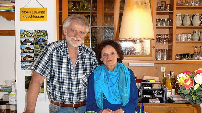 Die Wirtsleute Jakob und Annemarie Kropf im Gasthaus „Adler“. Bild: Sonja Eiche