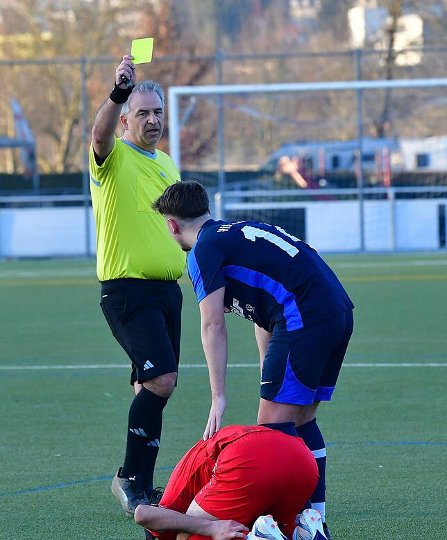Knackpunkt: Elias Drews entschuldigt sich für sein Foul bei Schönaus Kapitän Yasin Demirci, sieht dennoch Gelb. Den Freistoß nutzte ...