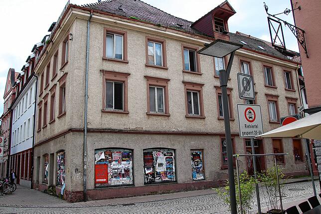 Das Gebäude in der Färberstraße 12 ist jetzt taubenfrei und kann wieder in einen ordentlichen Zusand versetzt werden.