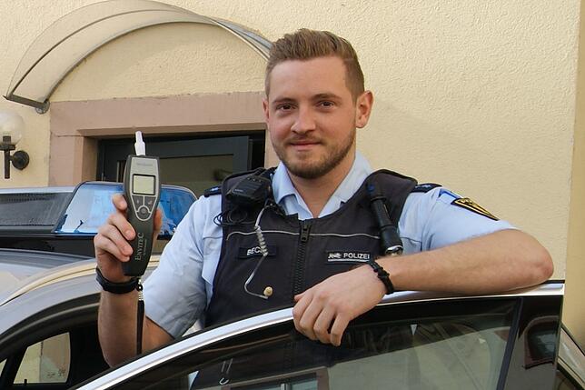Polizeiobermeister Daniel Beck zeigt den sogenannten ungeeichten Alkomat, ein Testgerät, das zur Grundausstattung eines Streifenwagens ...