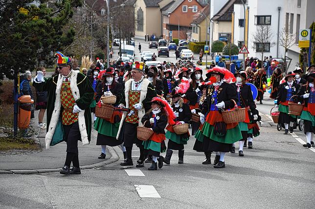 Bild 18: Bilder vom Narrenbaum-Umzug in Stockach mit Schaulustigen