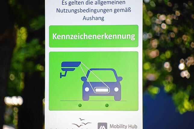 Die Autofahrer werden auf die Kennzeichen-Erkennung aufmerksam gemacht.