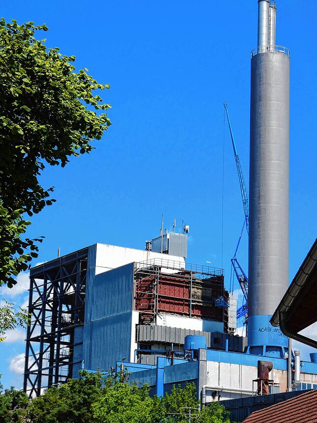 Blick auf die Anlage der Papierfabrik aus Richtung Westen. Stück für Stück wird entfernt.