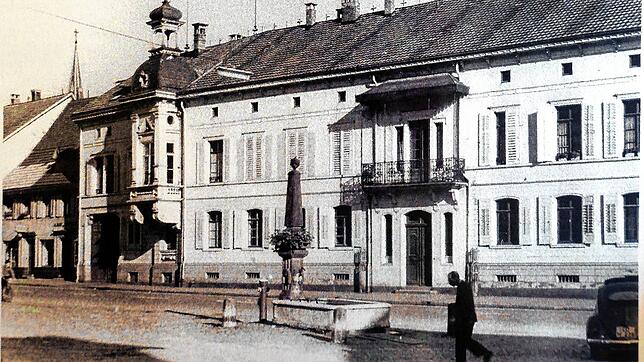 Eine historische Fotografie um 1955/57 aus dem Stadtarchiv zeigt, wie das imposante Grether-Kymsche-Palais an der Hauptstraße in ...