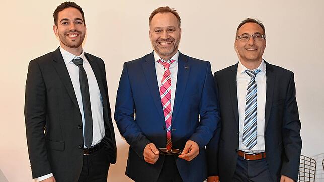 Nach der Bürgermeisterwahl (von links): Wahlsieger Christoph Stolz, Amtsinhaber Matthias Weckbach und der Zweitplatzierte Alessandro ...