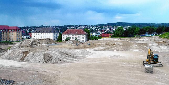 Ein riesiger Sandkasten für großes Gerät. Raupenfahrzeuge wirken aus großer Entfernung auf dem riesigen Konversionagelände wie Spielzeuge.